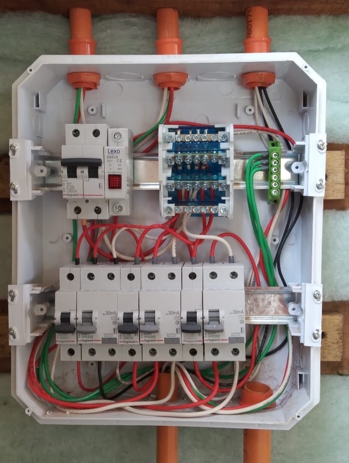 Tablero metálico con aut bipolar y barra tetrapolar